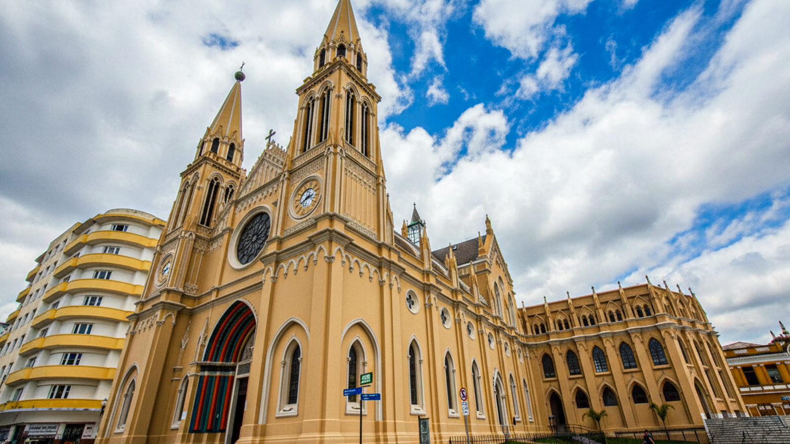 Praça Tiradentes: Conheça o coração histórico de Curitiba