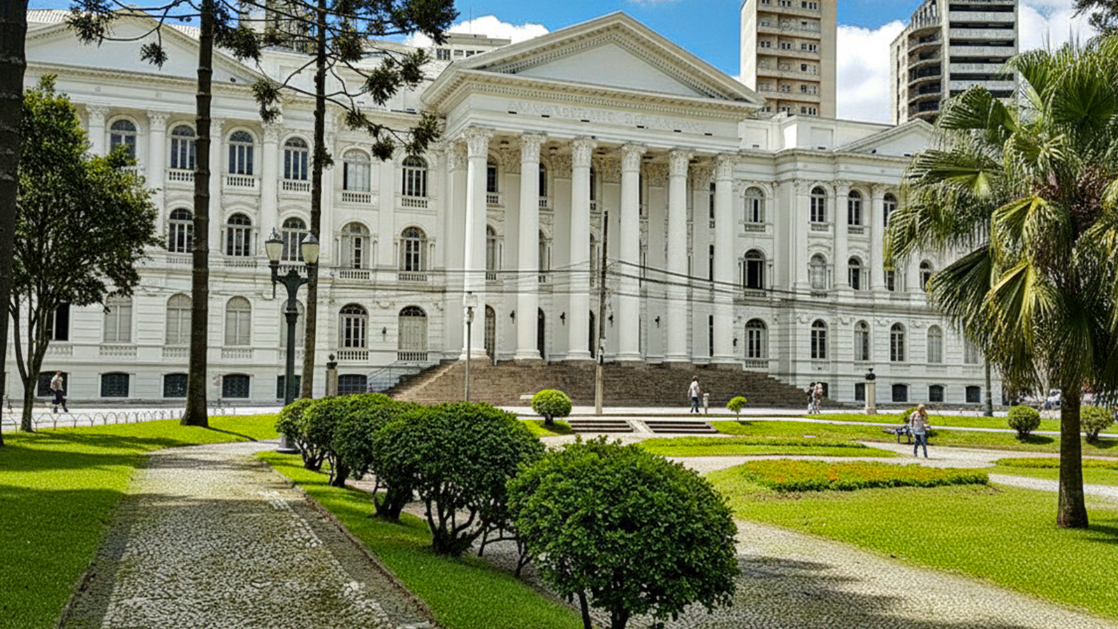 Praça da Espanha: Um Refúgio Cultural e Verde no Coração de Curitiba