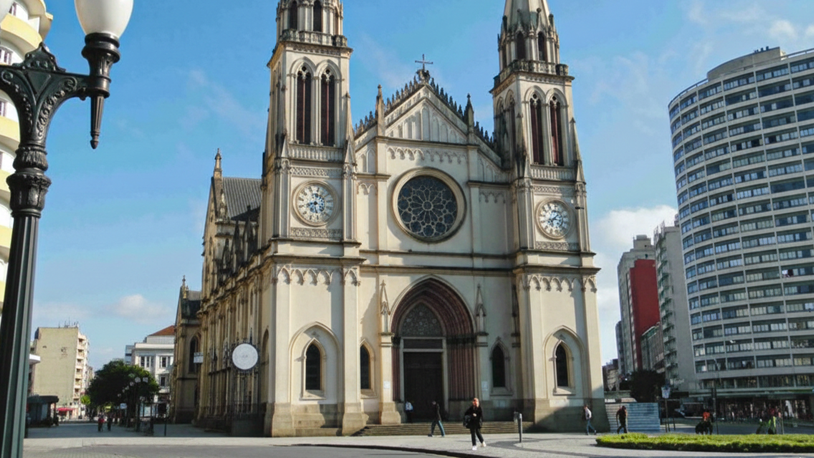 Praça Tiradentes: Conheça o coração histórico de Curitiba