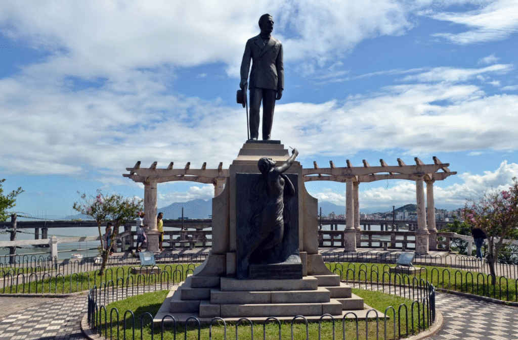 Praça Hercílio Luz - localizada no início da Rua XV de Novembro, é histórica e ponto de encontro cultural.