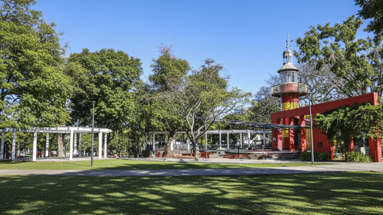 Praça da Espanha: Um Refúgio Cultural e Verde no Coração de Curitiba