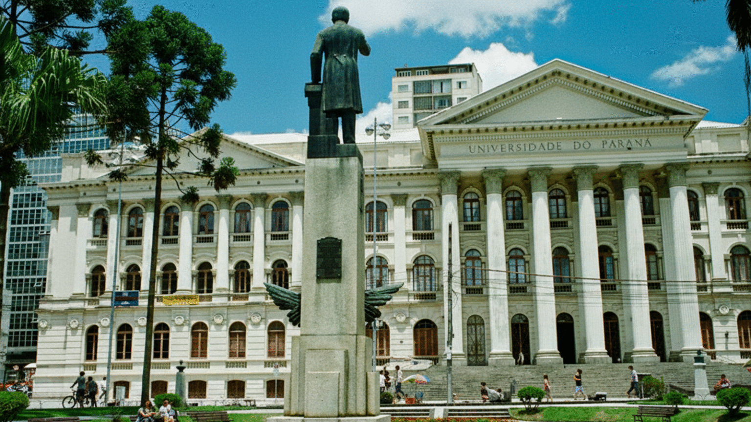 Praça da Espanha: Um Refúgio Cultural e Verde no Coração de Curitiba
