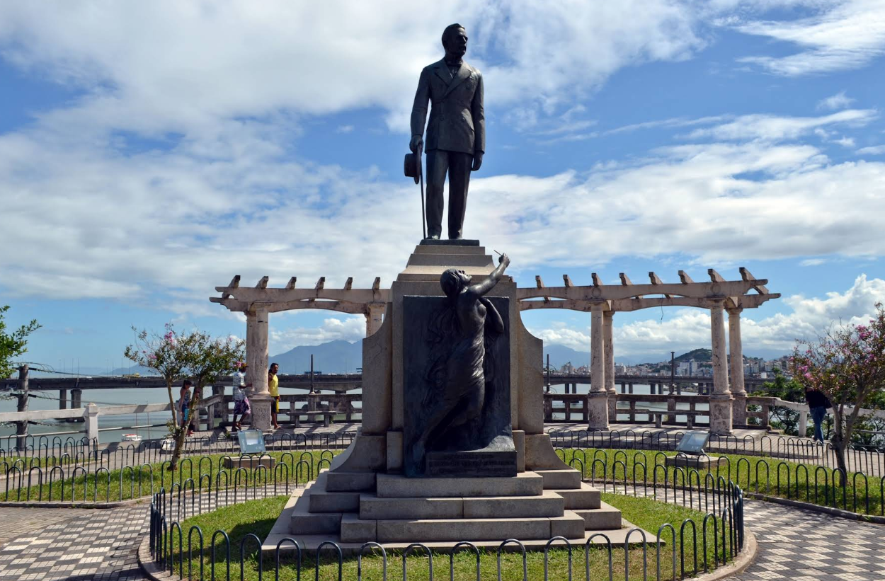 Praça Hercílio Luz - localizada no início da Rua XV de Novembro, é histórica e ponto de encontro cultural.