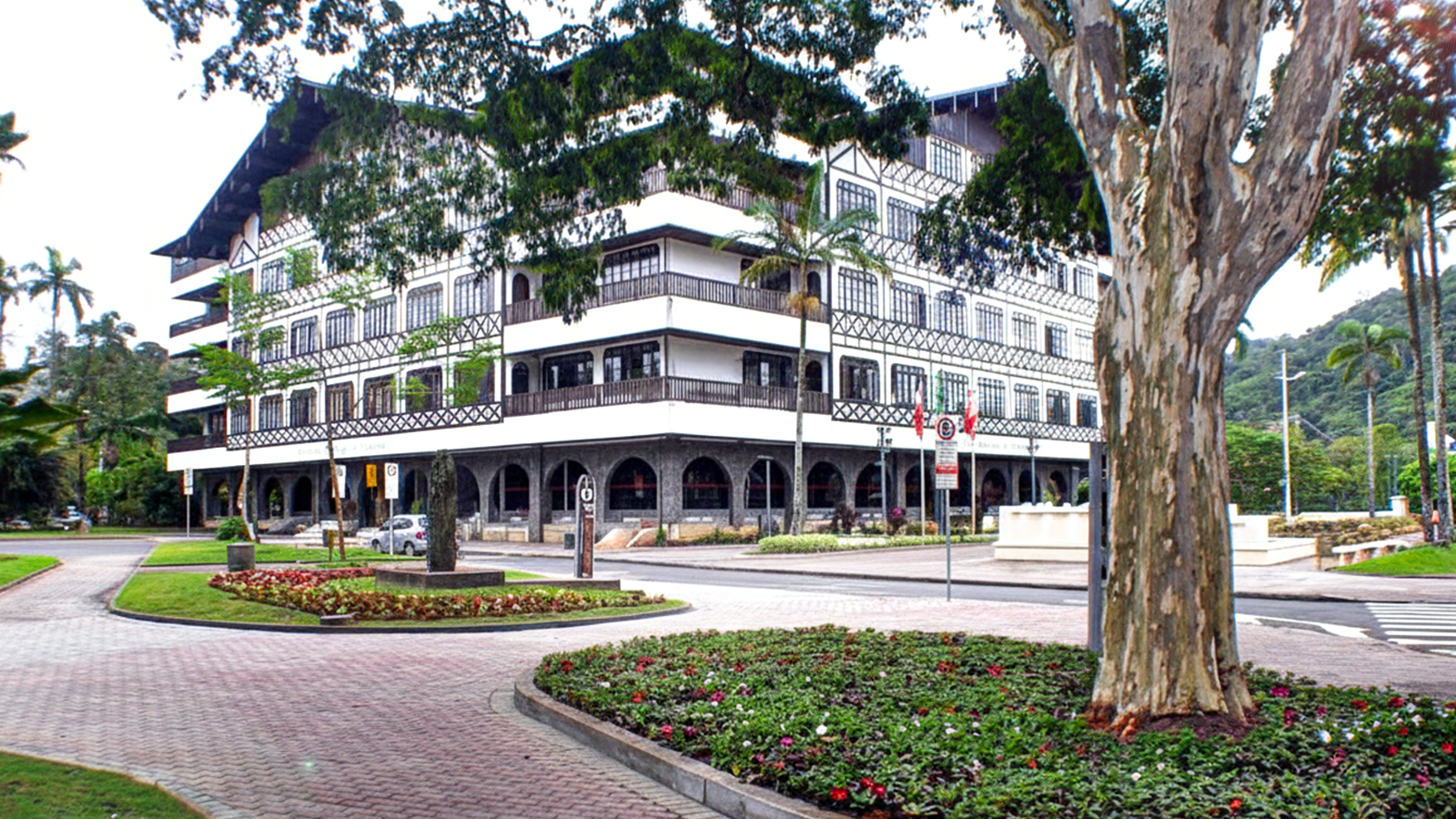 Descubra a Praça Victor Konder e aproveite o melhor de Blumenau com conforto