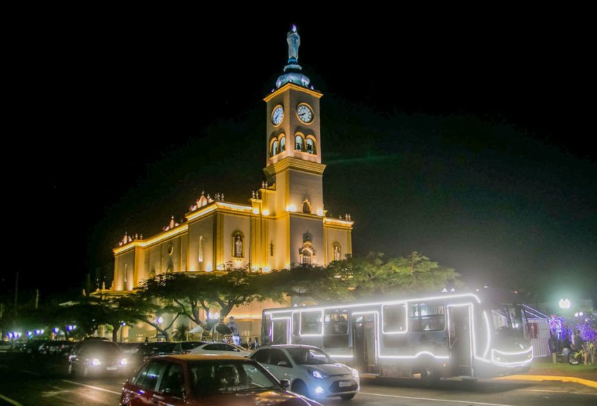 “Natal da Família” ganha novo encanto com passeios na jardineira iluminada da Viação Apucarana