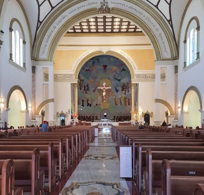 Catedral Basílica Menor Nossa Senhora de Lourdes em Apucarana - interno